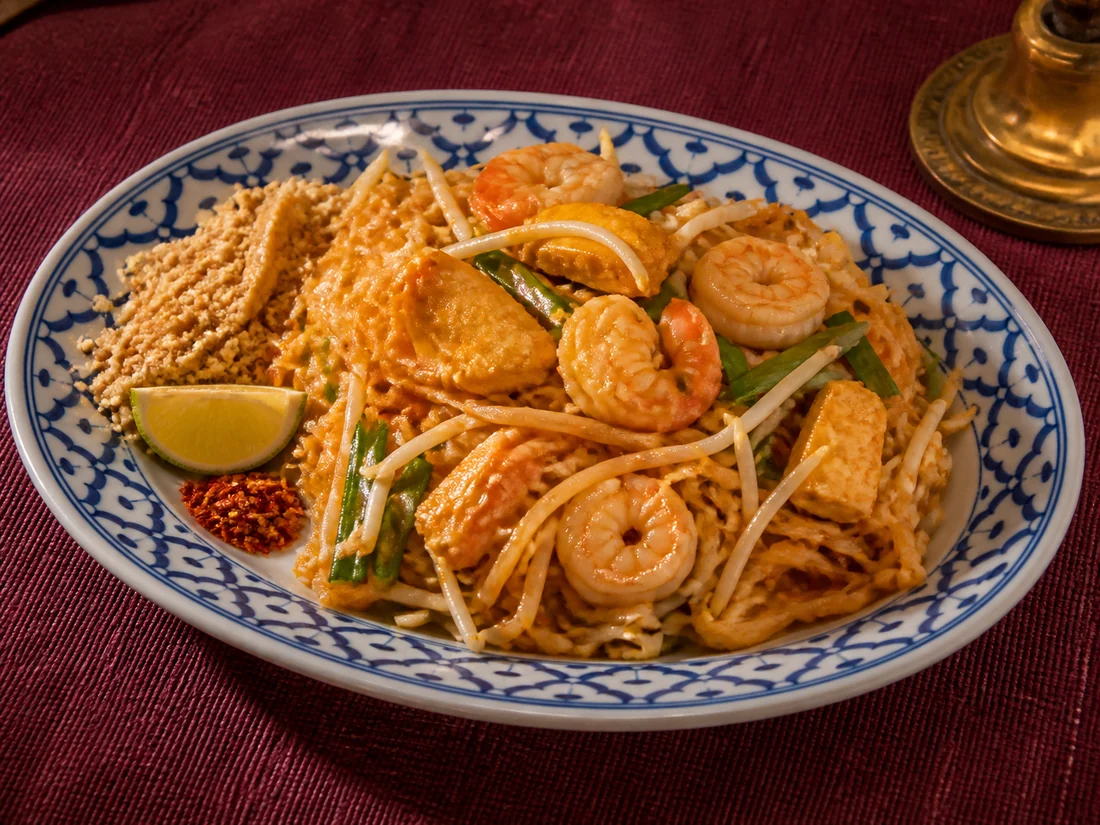 Pad Thai with chicken, prawns, peanuts and lime